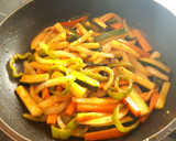 Foto del paso 3 de la receta: Ñoquis tex mex con verduras salteadas y almendras