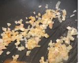 صورة لخطوة 2 من وصفة رز مقلي بالدجاج