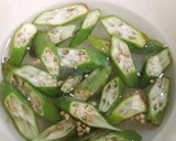 รูปขั้นตอนการทำที่ 1 ของ กระเจี๊ยบเขียวผัดกุ้ง