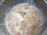 Batido saludable de banana, muesli de quinoa y leche de almendras