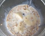 Foto del paso 2 de la receta: Batido saludable de banana, muesli de quinoa y leche de almendras