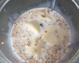 Foto del paso 2 de la receta: Batido saludable de banana, muesli de quinoa y leche de almendras