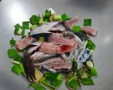 Foto langkah ke 2 dari resep Sup Ikan Gabus Goreng.