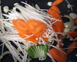 Foto langkah ke 2 dari resep Cha Enoki Wortel Pakcoy Kuah.
