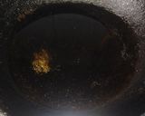 A picture of step 1 of Half fry egg.