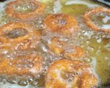 A picture of step 2 of Crispy onion rings.