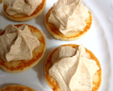 Foto del paso 1 de la receta: Blinis: hummus y granada/queso al eneldo, pistachos y salmón