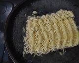 Foto langkah ke 2 dari resep 44. Indomie Kari kuah Susu.