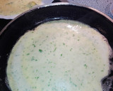 Foto del paso 2 de la receta: Crepes de albahaca y perejil rellenos de bechamel de queso y pollo