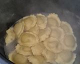Une image de l'étape 1 de Raviolis frais au chèvre et miel 🍯 avec sa sauce ails et fines herbes.