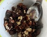 Une image de l'étape 3 de Pommes au four farcies à la banane jus au rhum toppings raisins secs et noisettes 🍎🍏.