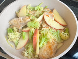 Pechuga de pollo con coliflor y manzana