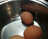 Foto del paso 1 de la receta: Huevo pasado por agua (receta especial para niños)
