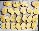 Foto del paso 1 de la receta: Picoteo de emergencia: pan de ajo con patés de queso y de bacalao
