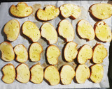Foto del paso 1 de la receta: Picoteo de emergencia: pan de ajo con patés de queso y de bacalao