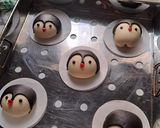 Foto langkah ke 7 dari resep Bakpao Karakter Pinguin.