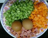 Hình bước làm 2 của món Cơm Chiên Cá Hồi