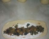 صورة لخطوة 3 من وصفة اساور السميد محشية خضر