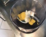 Une image de l'étape 2 de Sauce salade pimentée aux cornichons,moutarde et herbes aromatiques.