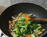 Foto langkah ke 4 dari resep Brokoli Cah Ayam.
