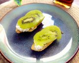 Foto del paso 4 de la receta: Tostas de Kiwi y queso cottage