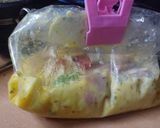 Foto del paso 2 de la receta: Omelette en bolsa 🥚🧀