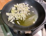 Une image de l'étape 3 de Tarte filo, oignon, chèvre et poivrons tricolores.