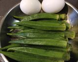 A picture of step 1 of Okra Omellete.