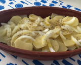 Foto del paso 1 de la receta: Salmón con patatas a lo pobre al horno