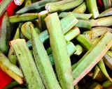 A picture of step 1 of Saadi Bhindi Ke Bhujia.