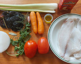 Foto del paso 1 de la receta: Caldo de filete de pescado al chile ancho