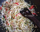 Foto langkah ke 2 dari resep Dadar Telur Cah Tauge Pedas.