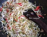 Foto langkah ke 2 dari resep Dadar Telur Cah Tauge Pedas.