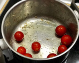 Foto del paso 3 de la receta: Cintas de pasta al huevo con langostinos y espagueti nero de merluza