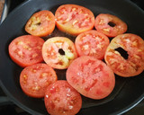 Foto del paso 2 de la receta: Tomates con medallones de queso de cabra y albahaca