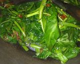 Foto langkah ke 4 dari resep Tumis kangkung sederhana pedas.
