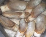Hình bước làm 1 của món Tu hài nướng mỡ hành