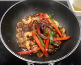 Foto del paso 2 de la receta: Wok de setas variadas, verduras y langostinos