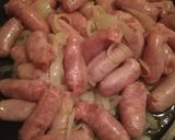 Foto del paso 3 de la receta: Salchichas frescas con cebolla y vino
