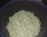 Foto del paso 3 de la receta: Pasta al ajillo con salsa