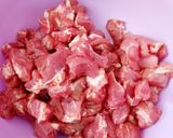 Pas rețetă Gulaș cu carne de porc, cârnați de casă și legume 1 fotografie