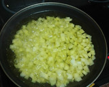 Foto del paso 2 de la receta: Tortilla de papas con cebolla sofrita y chorizo