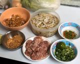 รูปขั้นตอนการทำที่ 2 ของ เส้นหมี่ขาวต้มยำลูกชิ้นหมูหมูสับบะช่อ