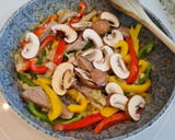Foto del paso 3 de la receta: Salteado de ternera con pimientos tricolor y champiñones