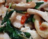 รูปขั้นตอนการทำที่ 3 ของ "ผัดกะเพราอกไก่" 🐔🌿😋 Stir Fried Chicken with Basil