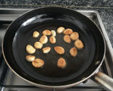 Foto del paso 1 de la receta: Chorizos picantes al ajillo