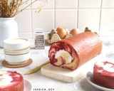 Foto langkah ke 15 dari resep Hurricane Red Velvet Swiss Roll Cake.