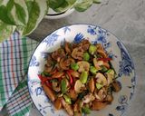 Foto langkah ke 5 dari resep Tumis Jamur Sosis Kecap.
