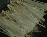 Foto langkah ke 2 dari resep Enoki Egg Soup.