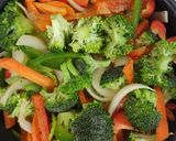 Foto del paso 2 de la receta: Verduras salteadas, salmón y arroz trufado